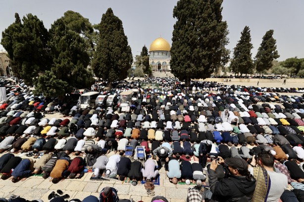 Foto - Rabbim, 'Kahhar' sıfatınla İsrail'i perişan eyle! Aksa'da üçüncü cuma namazı...