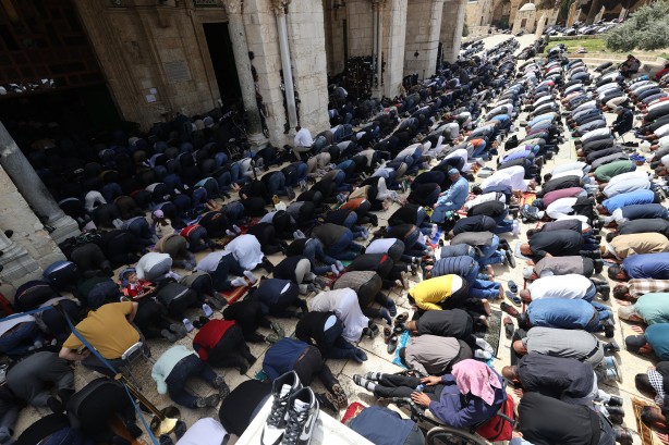 Foto - Rabbim, 'Kahhar' sıfatınla İsrail'i perişan eyle! Aksa'da üçüncü cuma namazı...