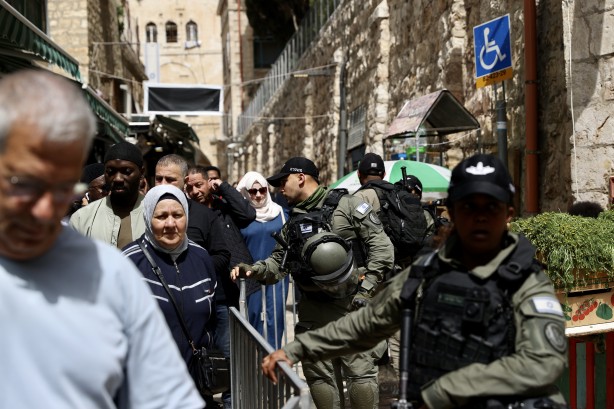 Foto - Rabbim, 'Kahhar' sıfatınla İsrail'i perişan eyle! Aksa'da üçüncü cuma namazı...