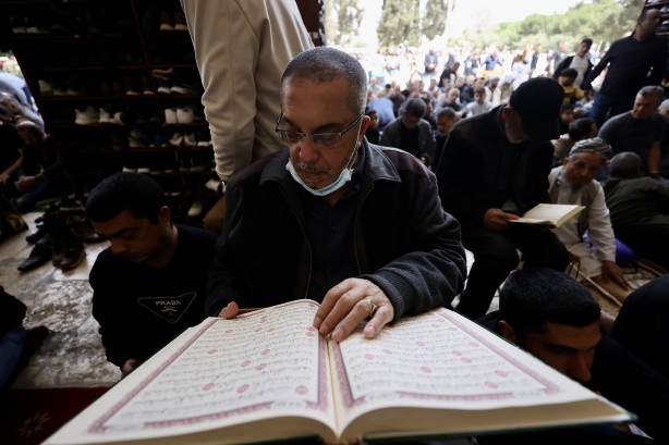 Foto - Rabbim, 'Kahhar' sıfatınla İsrail'i perişan eyle! Aksa'da üçüncü cuma namazı...