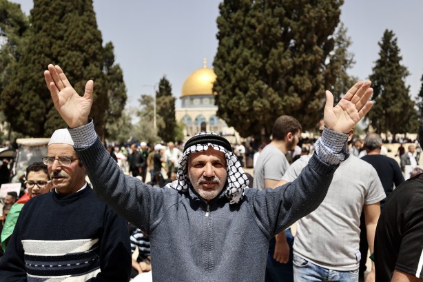 Foto - Rabbim, 'Kahhar' sıfatınla İsrail'i perişan eyle! Aksa'da üçüncü cuma namazı...