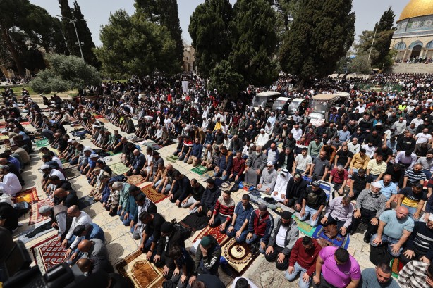 Foto - Rabbim, 'Kahhar' sıfatınla İsrail'i perişan eyle! Aksa'da üçüncü cuma namazı...