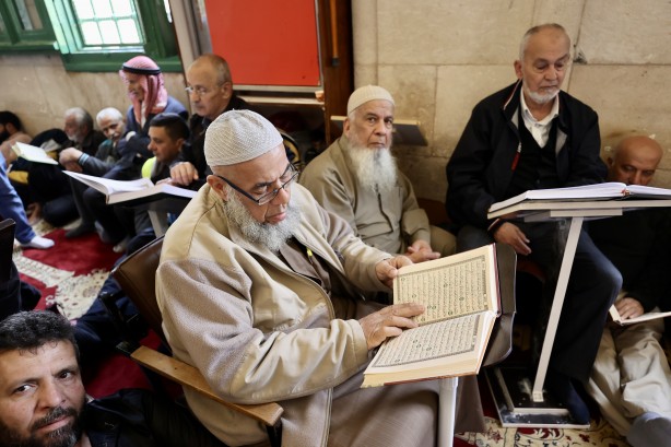 Foto - Rabbim, 'Kahhar' sıfatınla İsrail'i perişan eyle! Aksa'da üçüncü cuma namazı...