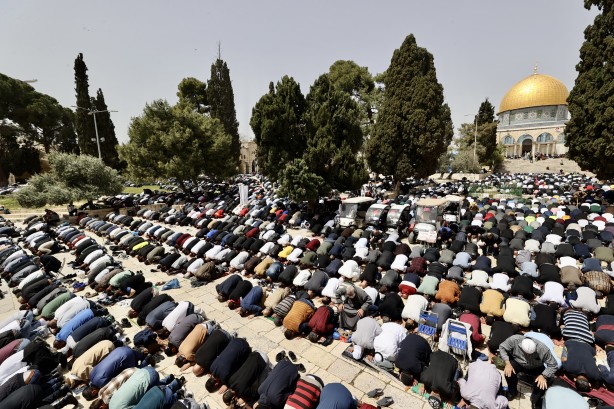 Foto - Rabbim, 'Kahhar' sıfatınla İsrail'i perişan eyle! Aksa'da üçüncü cuma namazı...