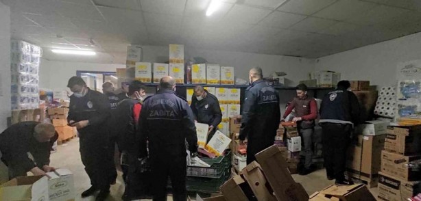 Foto - Raftan kaldırıp depoya saklamışlar! Yağ stoklayan marketlere gece baskını