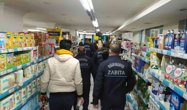 Foto - Raftan kaldırıp depoya saklamışlar! Yağ stoklayan marketlere gece baskını