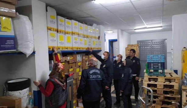 Foto - Raftan kaldırıp depoya saklamışlar! Yağ stoklayan marketlere gece baskını