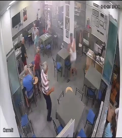 Foto - Rahat tavırlarıyla kahvehaneye giren şahıs, işletmeciyi böyle bıçakladı