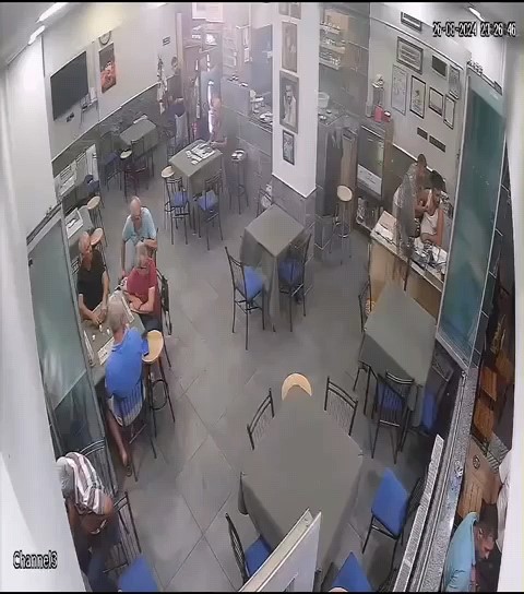 Foto - Rahat tavırlarıyla kahvehaneye giren şahıs, işletmeciyi böyle bıçakladı