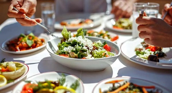 Foto - Ramazan'da verilen kiloları geri alabilirsiniz! Bayramda bu hataları yapmayın