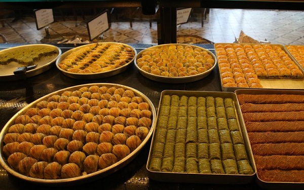 Foto - Ramazan'da verilen kiloları geri alabilirsiniz! Bayramda bu hataları yapmayın