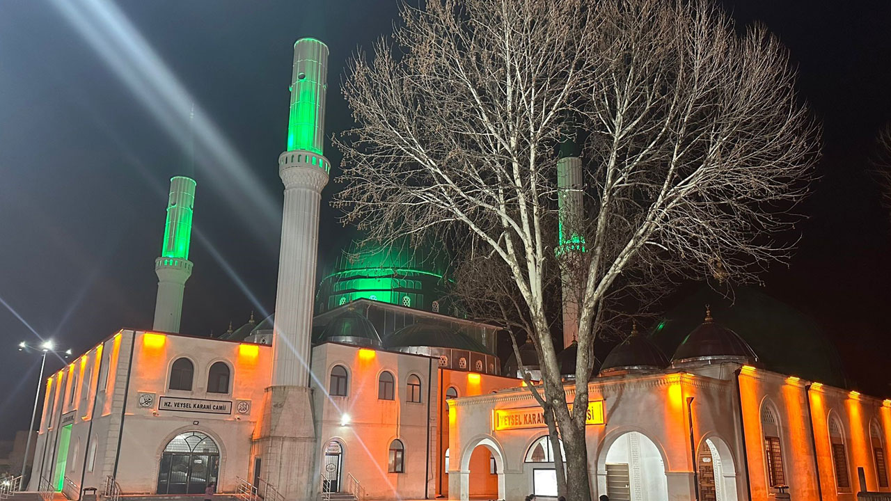 Ramazan’da ziyaretçi akını! Veysel Karani Türbesi’nde manevi yoğunluk