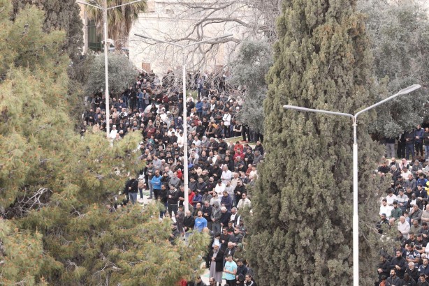 Foto - Ramazan’ın ilk Cuma namazına akın! Mescid-i Aksa’da mahşeri kalabalık