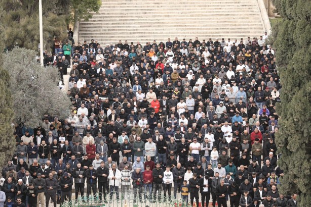 Foto - Ramazan’ın ilk Cuma namazına akın! Mescid-i Aksa’da mahşeri kalabalık