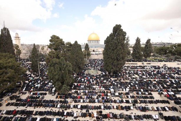 Foto - Ramazan’ın ilk Cuma namazına akın! Mescid-i Aksa’da mahşeri kalabalık