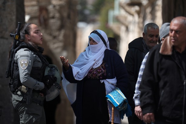 Foto - Ramazan’ın ilk Cuma namazına akın! Mescid-i Aksa’da mahşeri kalabalık