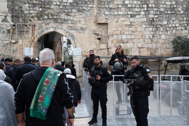 Foto - Ramazan’ın ilk Cuma namazına akın! Mescid-i Aksa’da mahşeri kalabalık