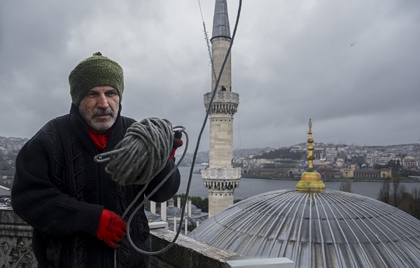 Foto - Ramazanın ilk mahyası Eyüp Sultan Camisi'ne asıldı