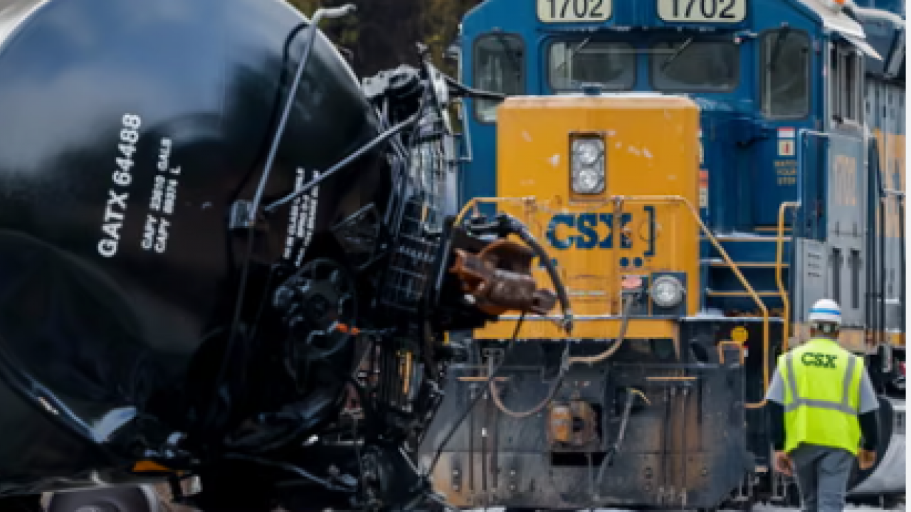 Raydan çıkan trenden zehir saçıldı! 31 vagon devrildi, evler acilen boşaltıldı