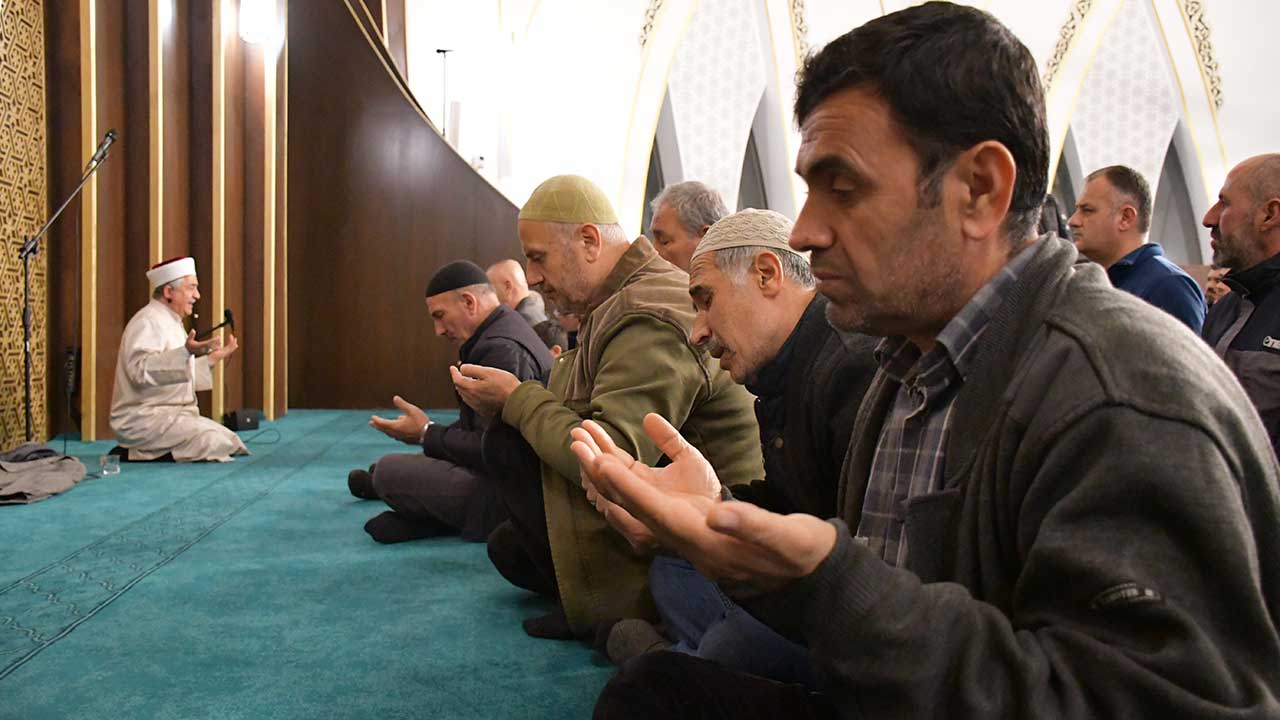 Regaip Kandili’nde eller semaya açıldı! Dillerde Gazze ve Doğu Türkistan vardı