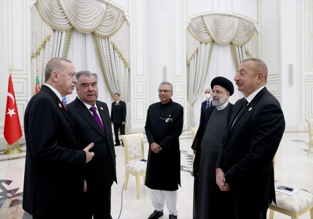 Foto - Reisi'nin yüz ifadesi gündem oldu! EİT Zirvesi'nden dikkat çeken kareler 