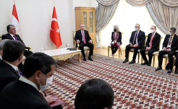 Foto - Reisi'nin yüz ifadesi gündem oldu! EİT Zirvesi'nden dikkat çeken kareler 