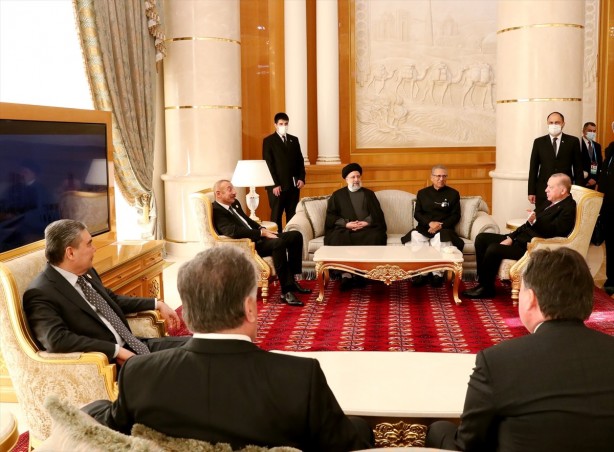 Foto - Reisi'nin yüz ifadesi gündem oldu! EİT Zirvesi'nden dikkat çeken kareler 