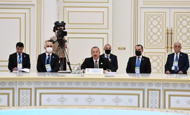 Foto - Reisi'nin yüz ifadesi gündem oldu! EİT Zirvesi'nden dikkat çeken kareler 