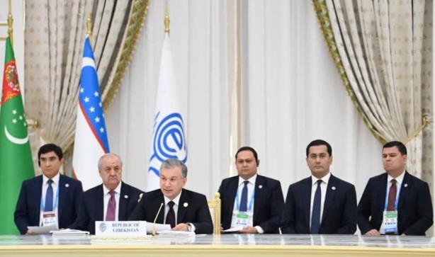 Foto - Reisi'nin yüz ifadesi gündem oldu! EİT Zirvesi'nden dikkat çeken kareler 