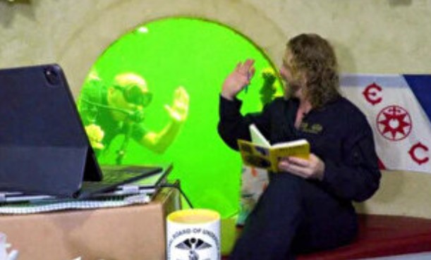 Rekor kırdı! Bakın kaç gününü su altında geçirdi