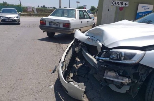 Foto - Renault Broadway ile çarpışan Volvo'nun son hali şoke etti! "Birodvey Bey" diyeceksiniz