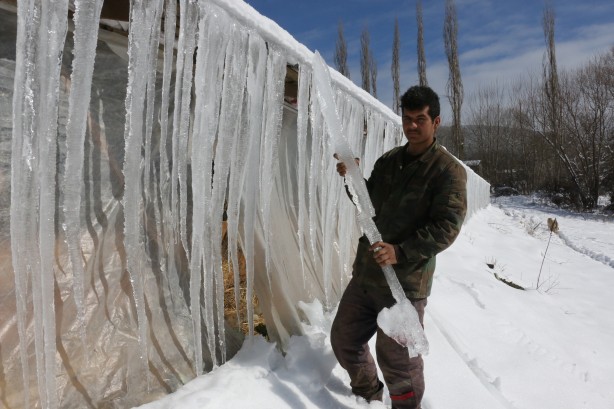 Foto - Resmen dondular! Çeşmeyi çıra ile...