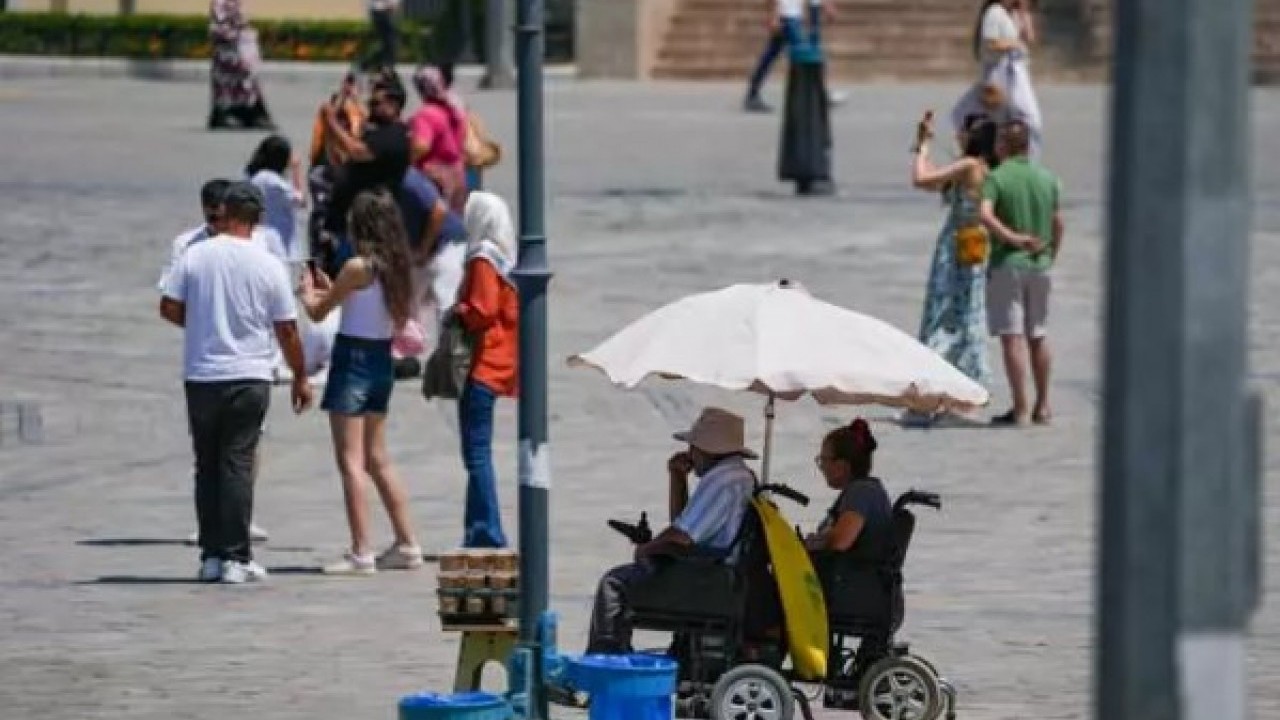 Foto - Resmen hayat duruyor! Bu ülkede sıcak havada çalışmak yasak