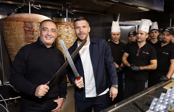 Foto - Resmen talih kuşu konmuş… Galatasaray’ın eski oyuncusu kurduğu dönerciyle servet kazanıyor! 210 milyon euro...