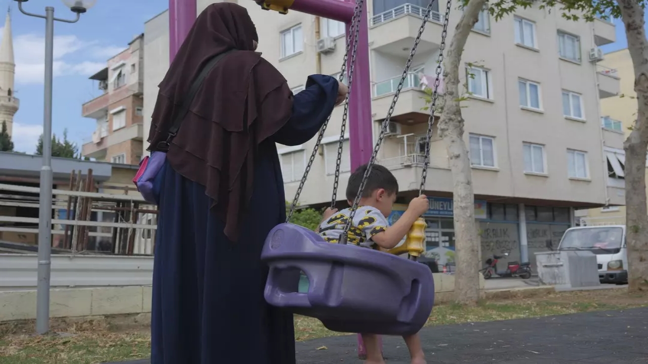 Foto - Rezalet ki ne rezalet! Mersin’de çarşaflı anneyi çocuklarının önünde tekme-tokat böyle dövdüler 