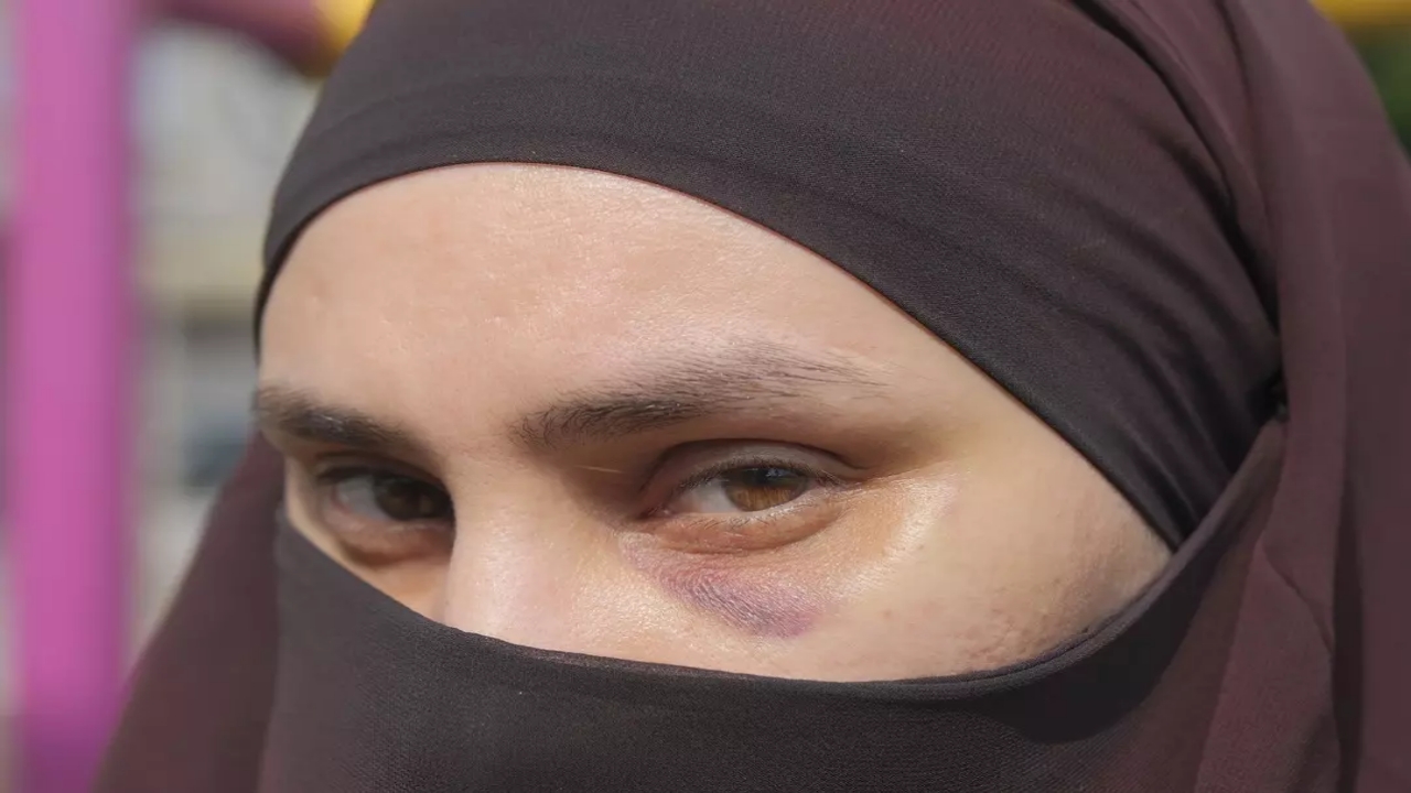 Foto - Rezalet ki ne rezalet! Mersin’de çarşaflı anneyi çocuklarının önünde tekme-tokat böyle dövdüler 