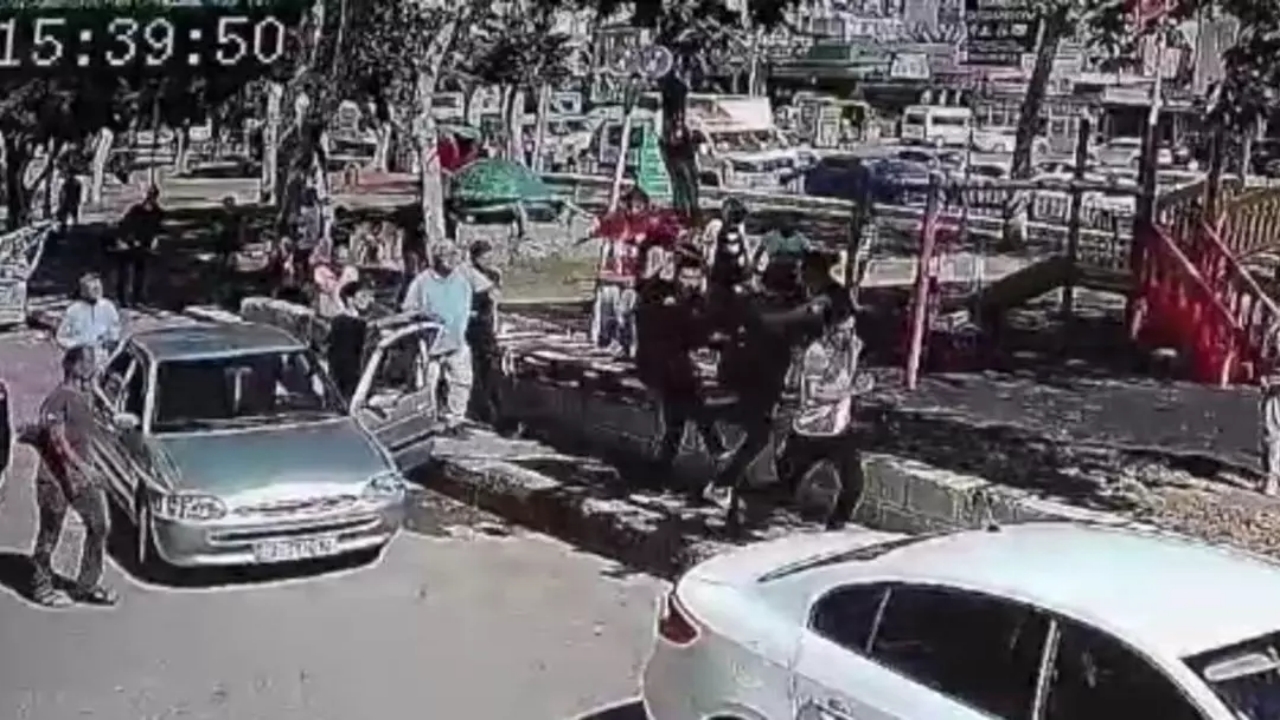 Foto - Rezalet ki ne rezalet! Mersin’de çarşaflı anneyi çocuklarının önünde tekme-tokat böyle dövdüler 