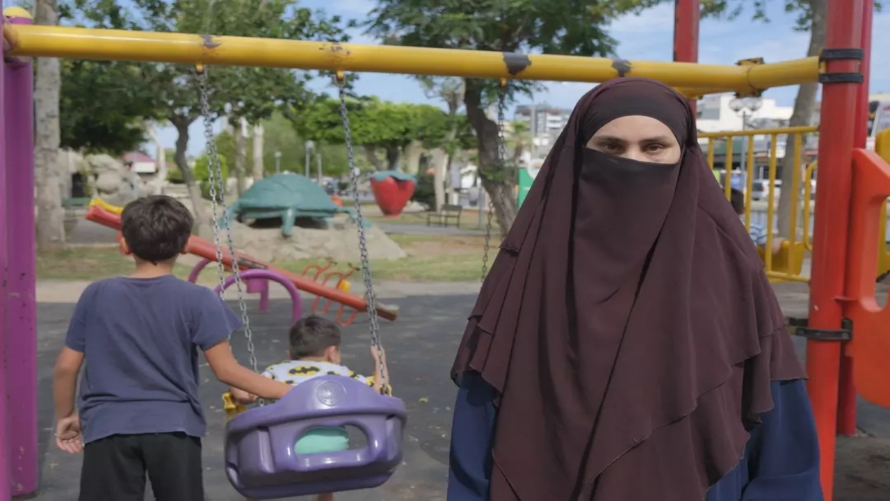 Foto - Rezalet ki ne rezalet! Mersin’de çarşaflı anneyi çocuklarının önünde tekme-tokat böyle dövdüler 