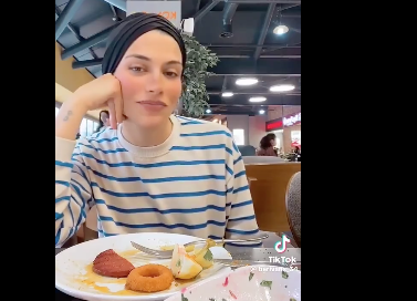 Rezalet ki ne rezalet! Restoranda yemeğe giden başörtülü fenomenden skandal hareket! Herkes bunu konuşuyor