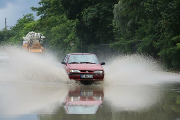 Edirne’de yağmur sonrası yollar göle dönünce vatandaş böyle isyan etti: "Rezaleti çekin herkes görsün" 