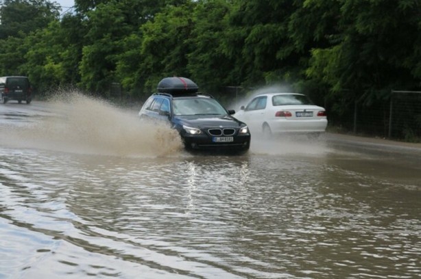 Foto - Edirne’de yağmur sonrası yollar göle dönünce vatandaş böyle isyan etti: "Rezaleti çekin herkes görsün" 