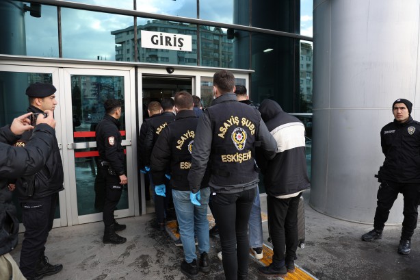 Rezilliklerini, suratlarını kapatarak örtmeye çalıştılar