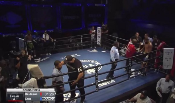 Foto - Ringde akıl almaz anlar! Hakem boksörü dövdü!