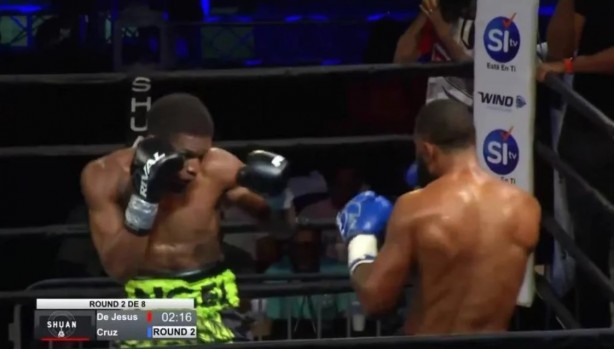 Ringde akıl almaz anlar! Hakem boksörü dövdü!