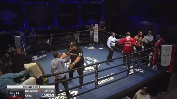 Foto - Ringde akıl almaz anlar! Hakem boksörü dövdü!