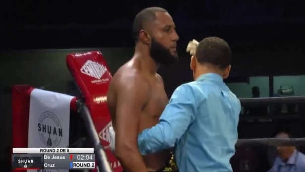 Foto - Ringde akıl almaz anlar! Hakem boksörü dövdü!