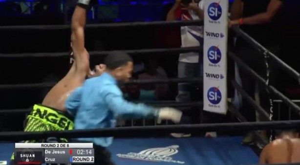 Foto - Ringde akıl almaz anlar! Hakem boksörü dövdü!