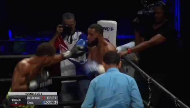 Foto - Ringde akıl almaz anlar! Hakem boksörü dövdü!