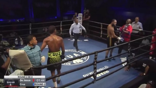 Foto - Ringde akıl almaz anlar! Hakem boksörü dövdü!