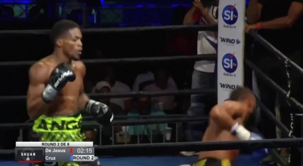 Foto - Ringde akıl almaz anlar! Hakem boksörü dövdü!